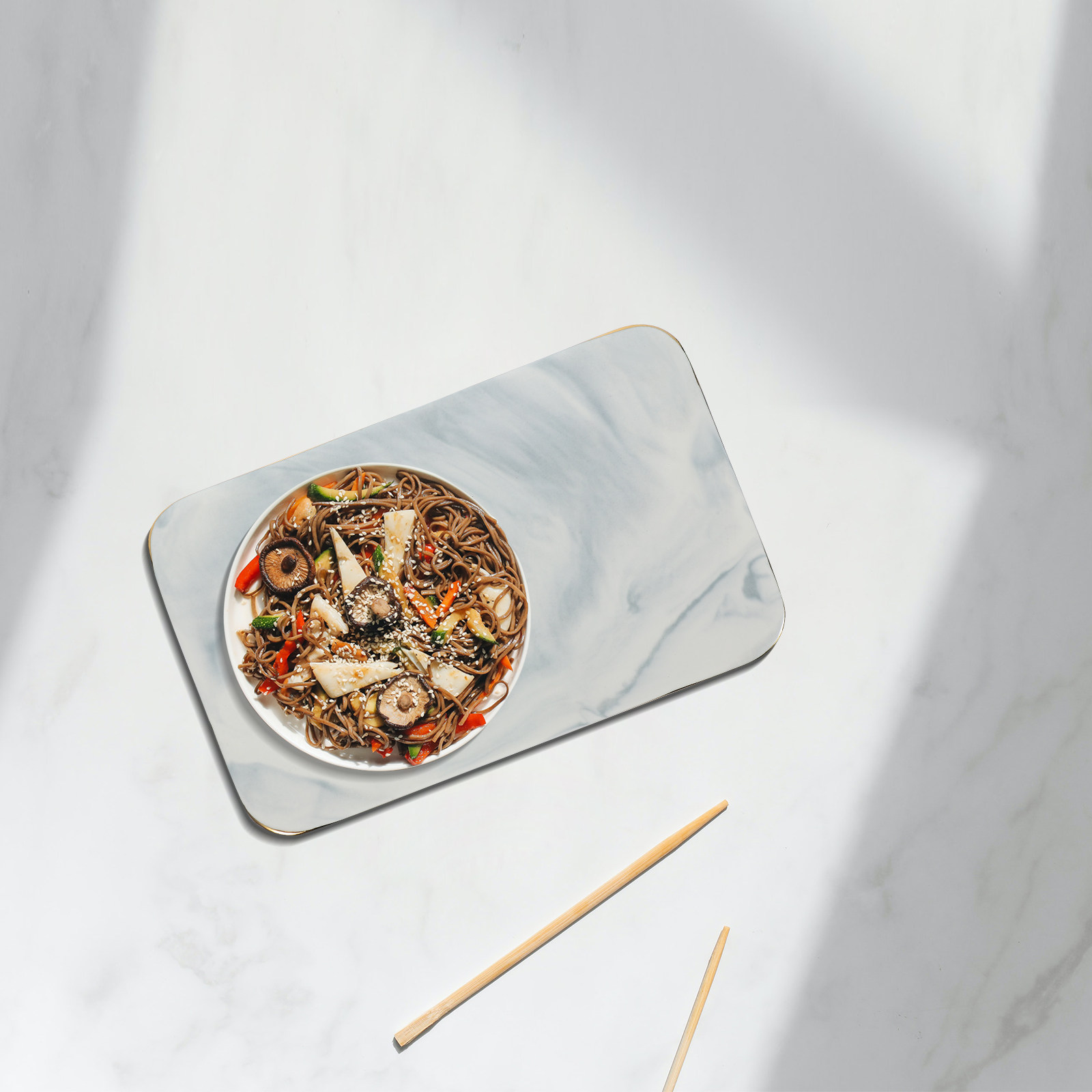 Marble Serving Board - 大理石トレイ エレガントな手作りカッティングボード キッチンアクセサリー 多機能チーズフルーツサービングボード ホームキッチンプレート